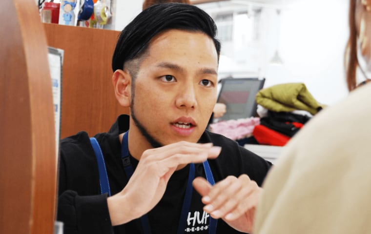 丁寧に説明する大畑さん