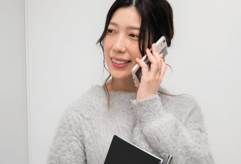 電話で話す渡辺葵さん