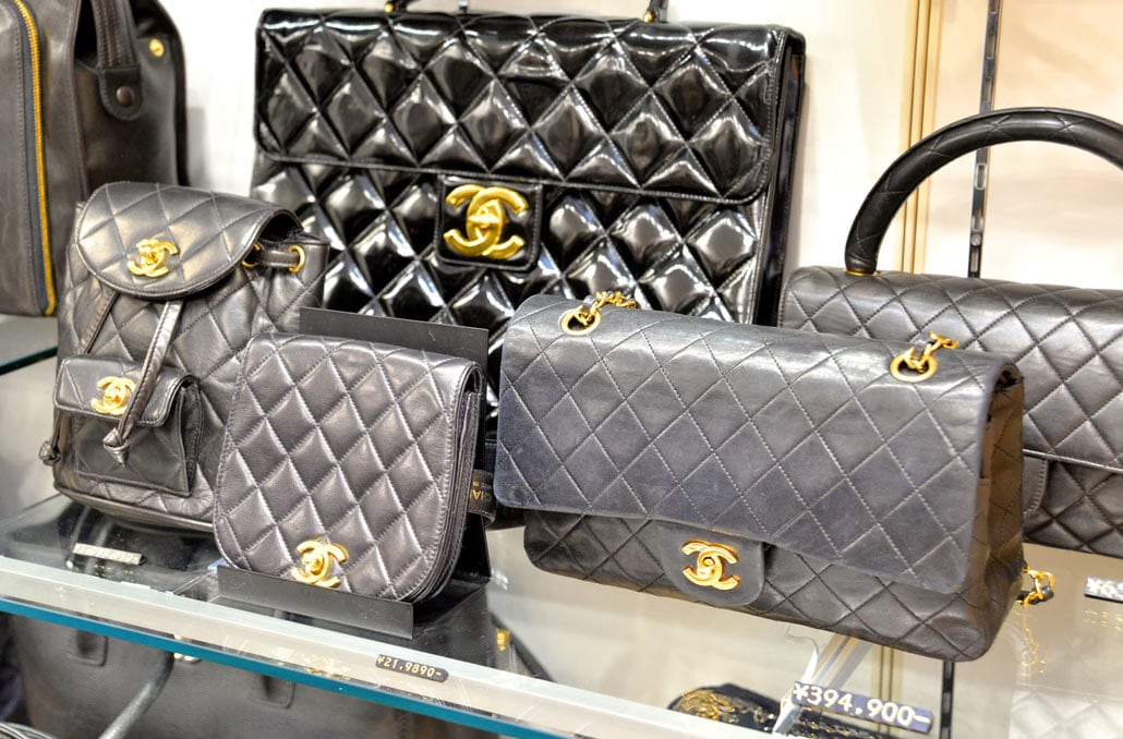 セカンドストリート新宿2号店に並ぶCHANEL（シャネル）のヴィンテージバッグの数々(1)