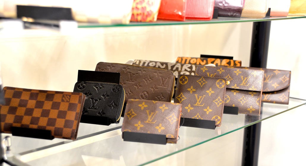 セカンドストリート新宿2号店に並ぶLouis Vuitton（ルイ・ヴィトン）の財布の数々