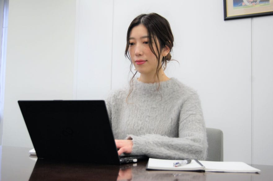 デスクワークするキングオブバイヤーを企画したゲオホールディングスの社内イベント担当