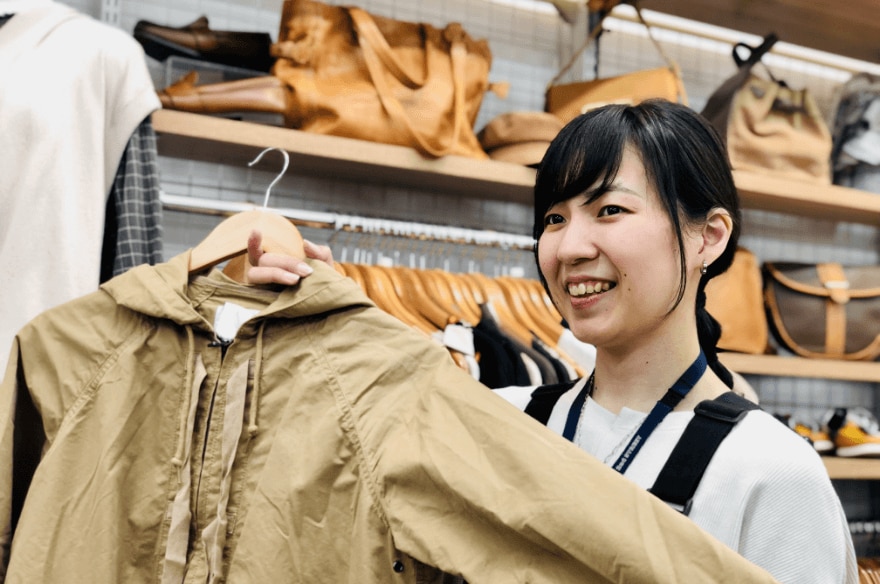 マウンテンパーカーをオススメする女性店員