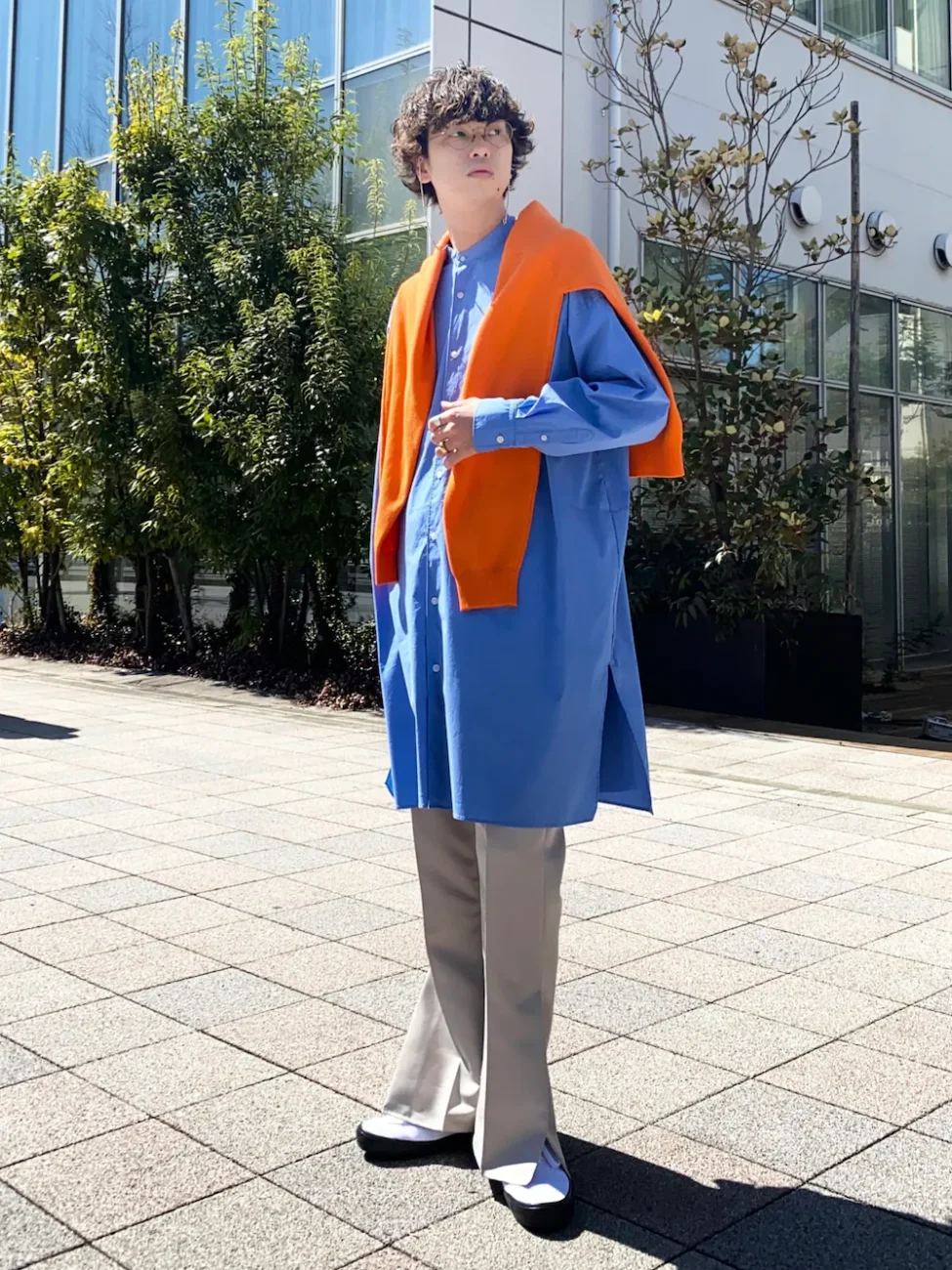 ［青の反対色］濃い水色と好相性なオレンジをオン