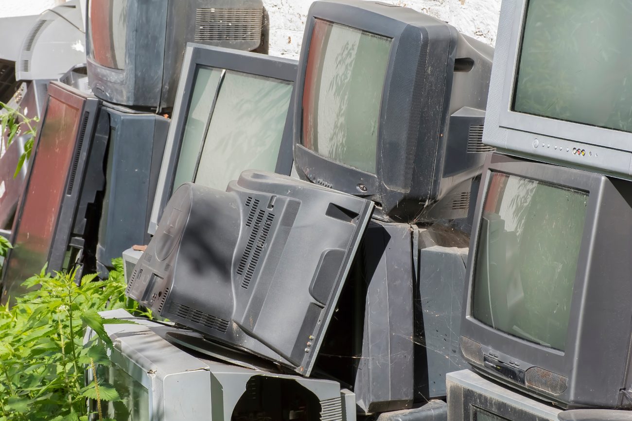 捨てられた複数のテレビ