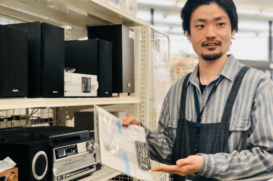 付属品の大切さを説明する男性店員
