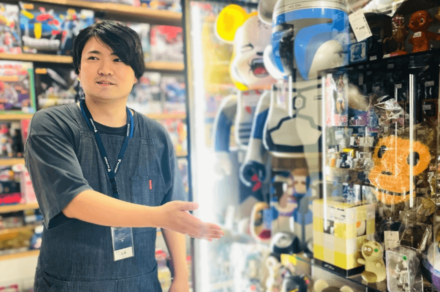 おすすめコーナーやアイテムを紹介する担当スタッフ