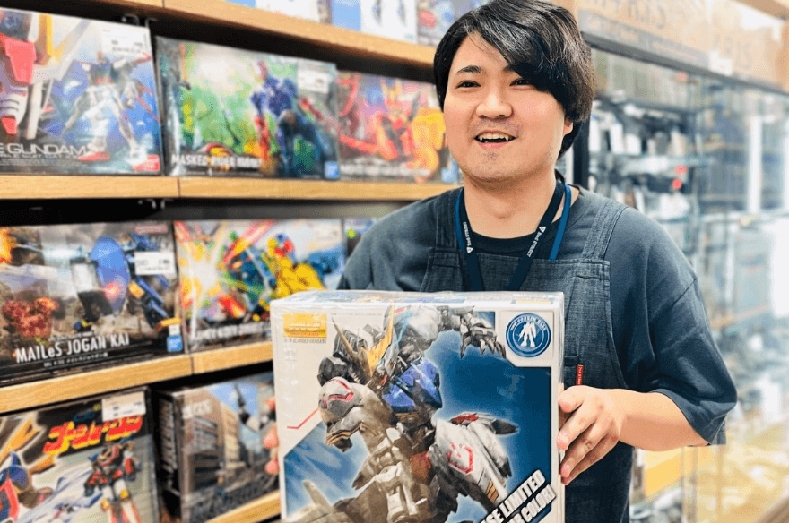 笑顔でガンプラを語るホビーの担当スタッフ