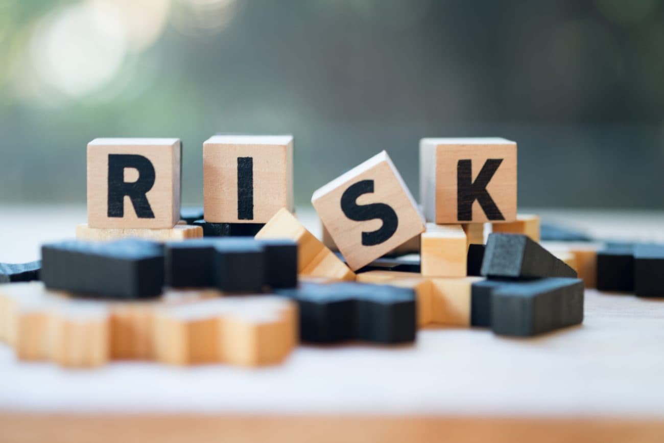 「RISK」と書かれた積み木が置かれている様子