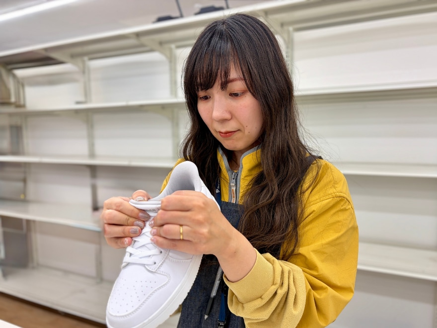 靴を査定する田代さん