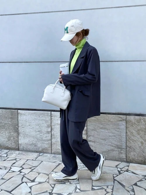 ［4］高発色ニットで防寒対策と季節感を両立