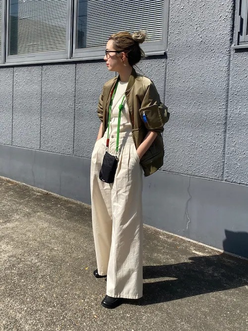 ［2］ボンバージャケットをサラリと羽織る