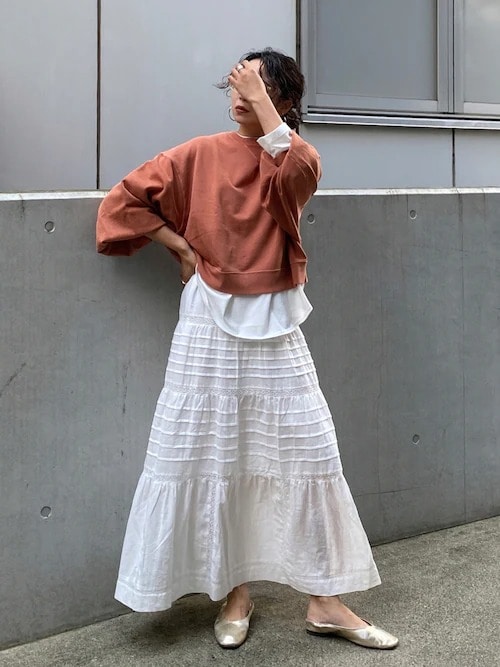 ［12］くすみカラーでスカートの甘さを抑える