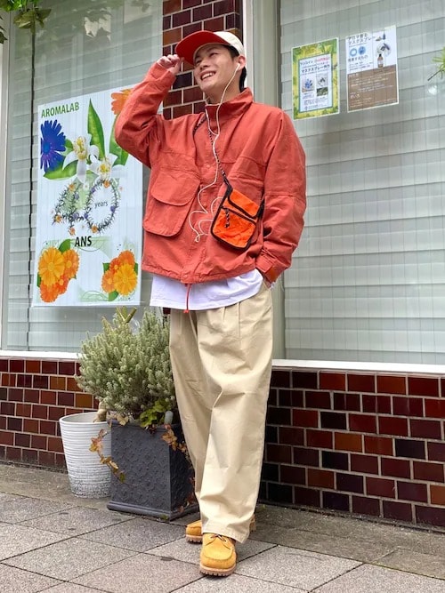 ［4］オレンジのアウターで春気分を満喫