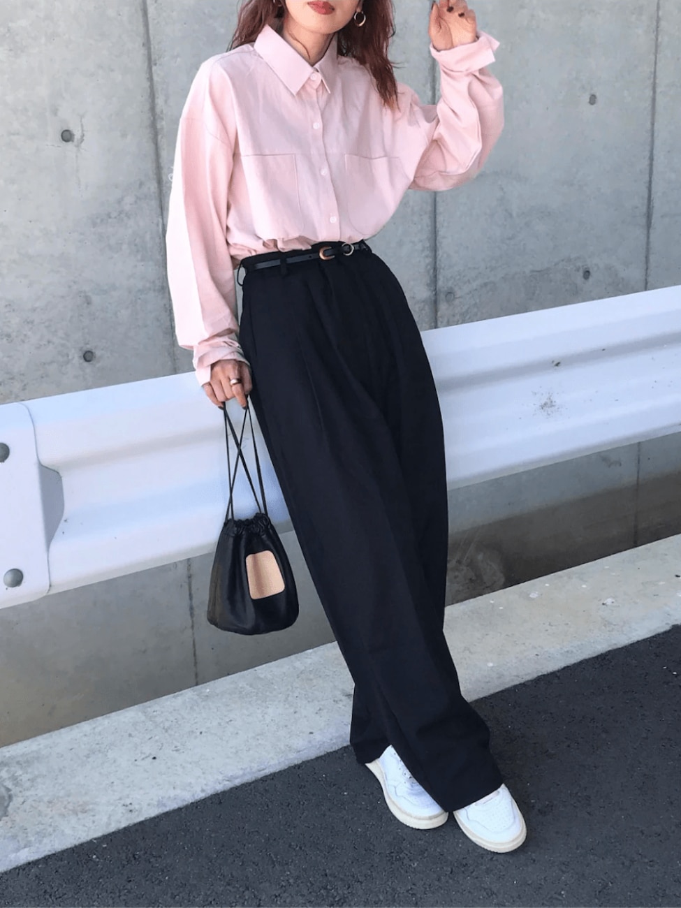 真っ白なコートスニーカーで洗練度アップ