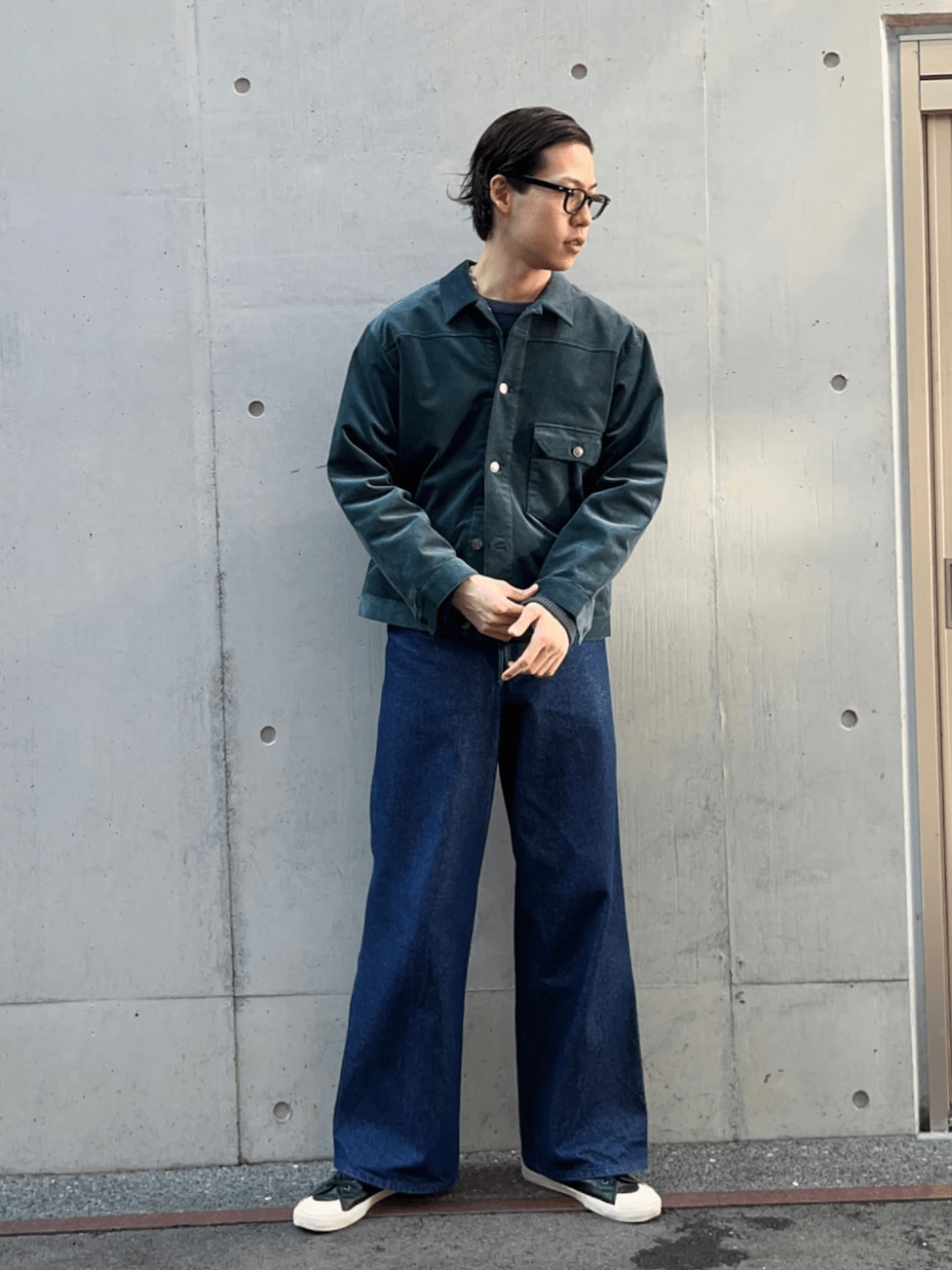 ちらりと見えるレザーに大人っぽさを宿して