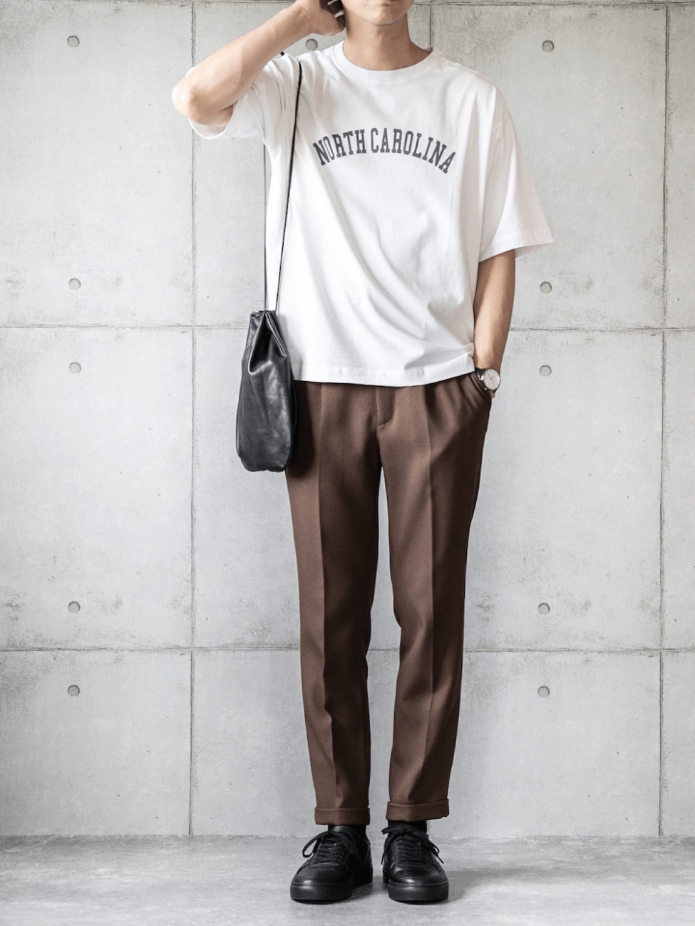 カチッとしたレザースニーカーは引き締め役に◎