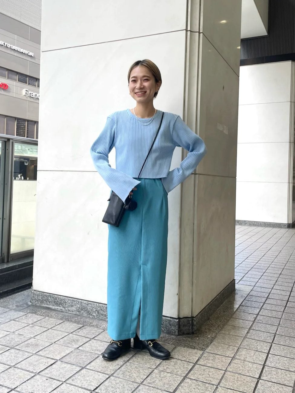 水色 の 服 に 合う ズボン