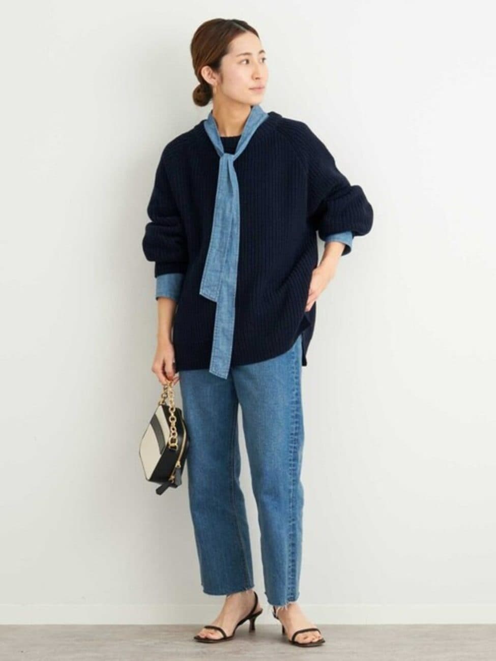 水色に合う色［ネイビー］