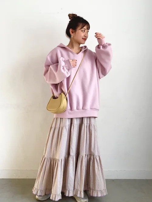 パーカー×スカートコーデ集！ダサ見えしない旬の着こなしは、コレ 