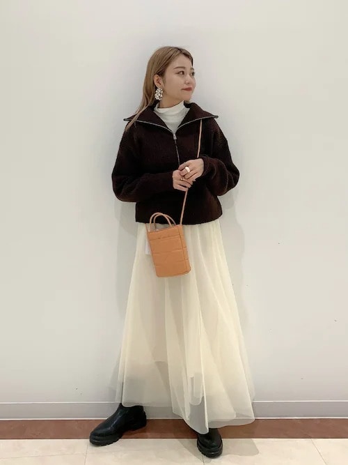 ［白］ブラウンで品よくカジュアルダウン