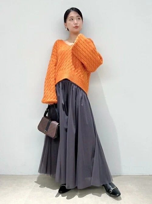 ［グレー］高発色なニットで旬コーデに導く