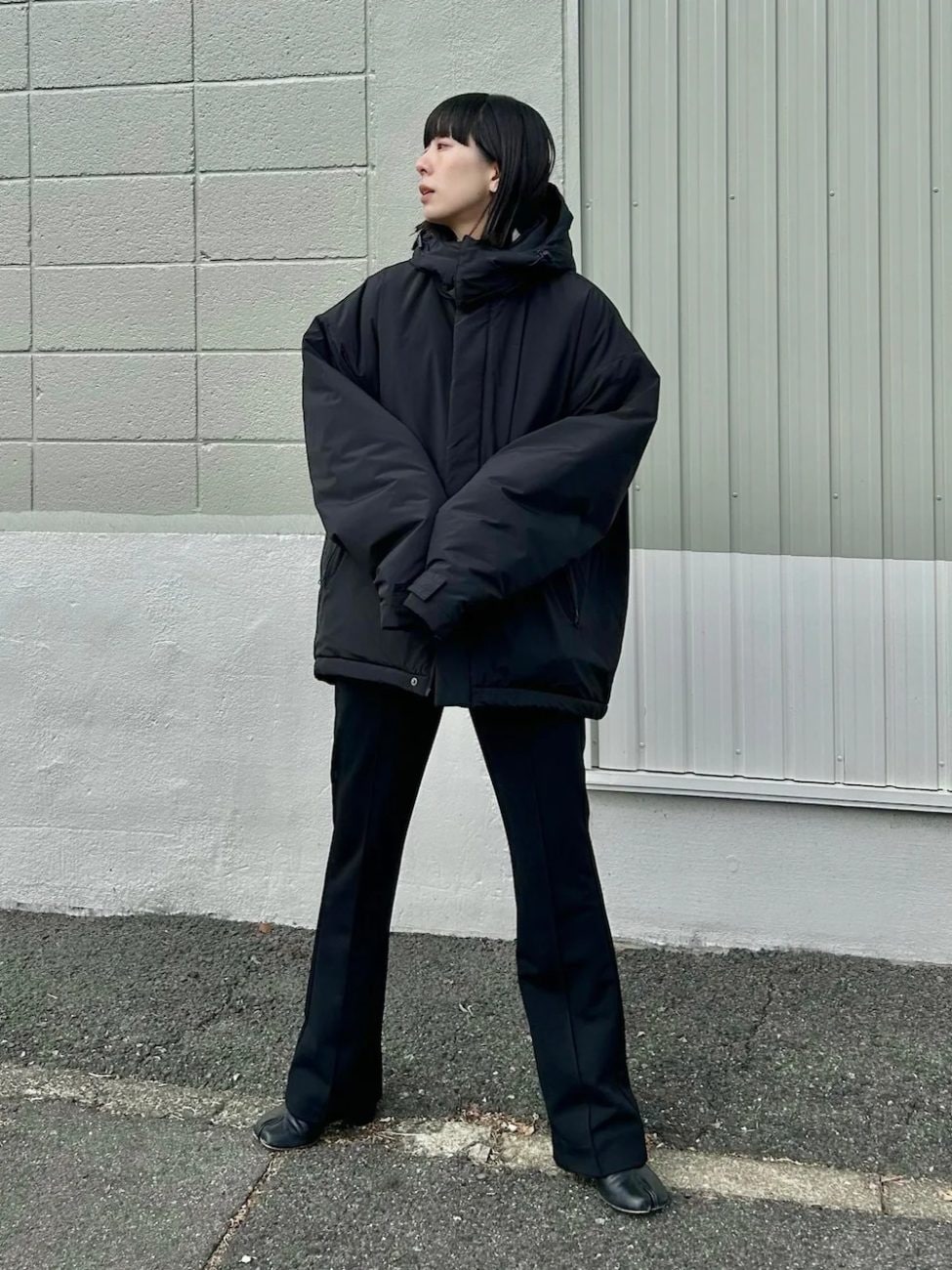 ブラックで大人のワントーンコーデに