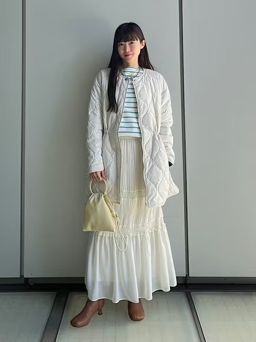 【1】淡色コーデでアウターの重見えを回避