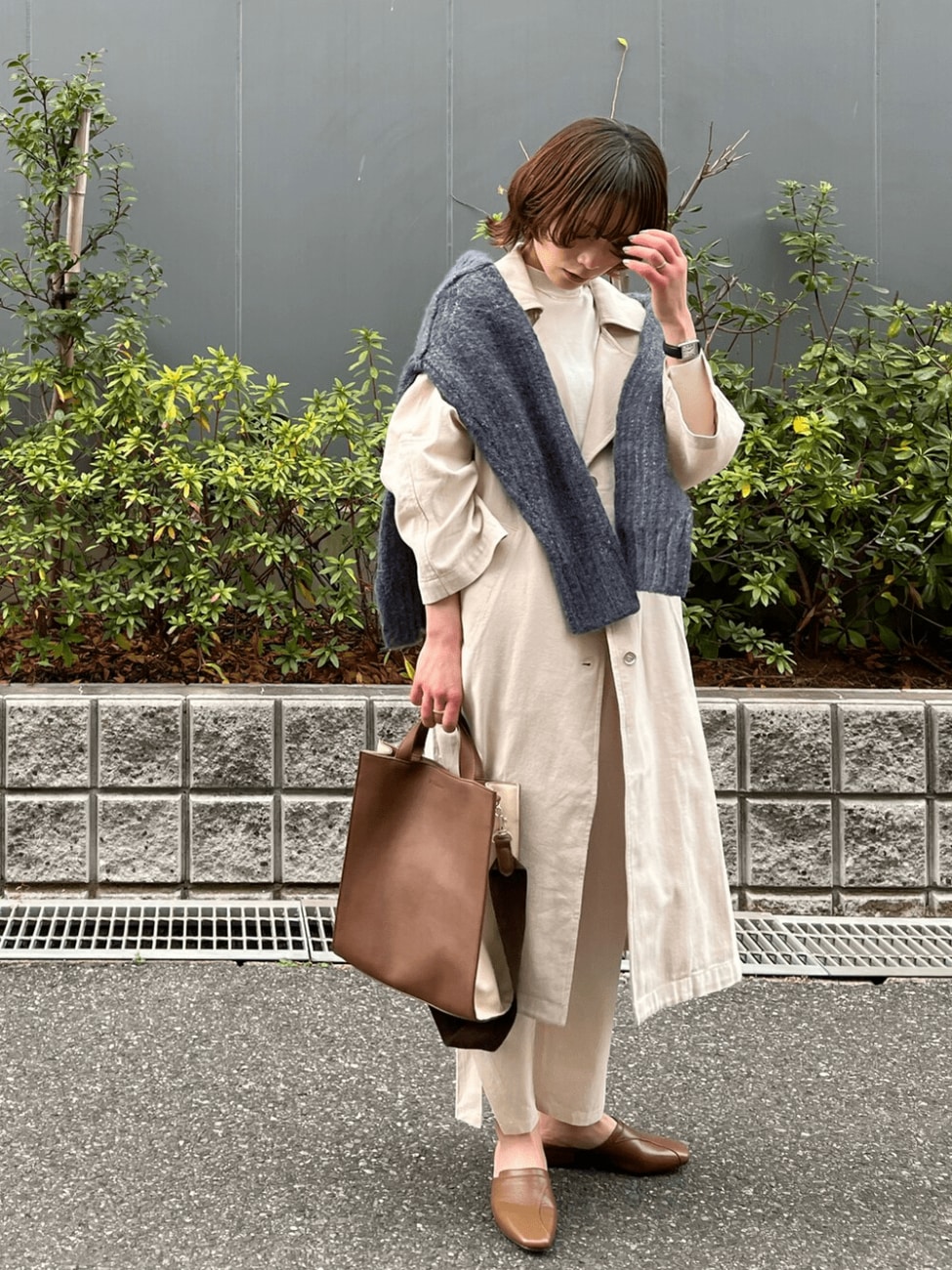 モックネックニット×テーパードパンツ×チェスターコート