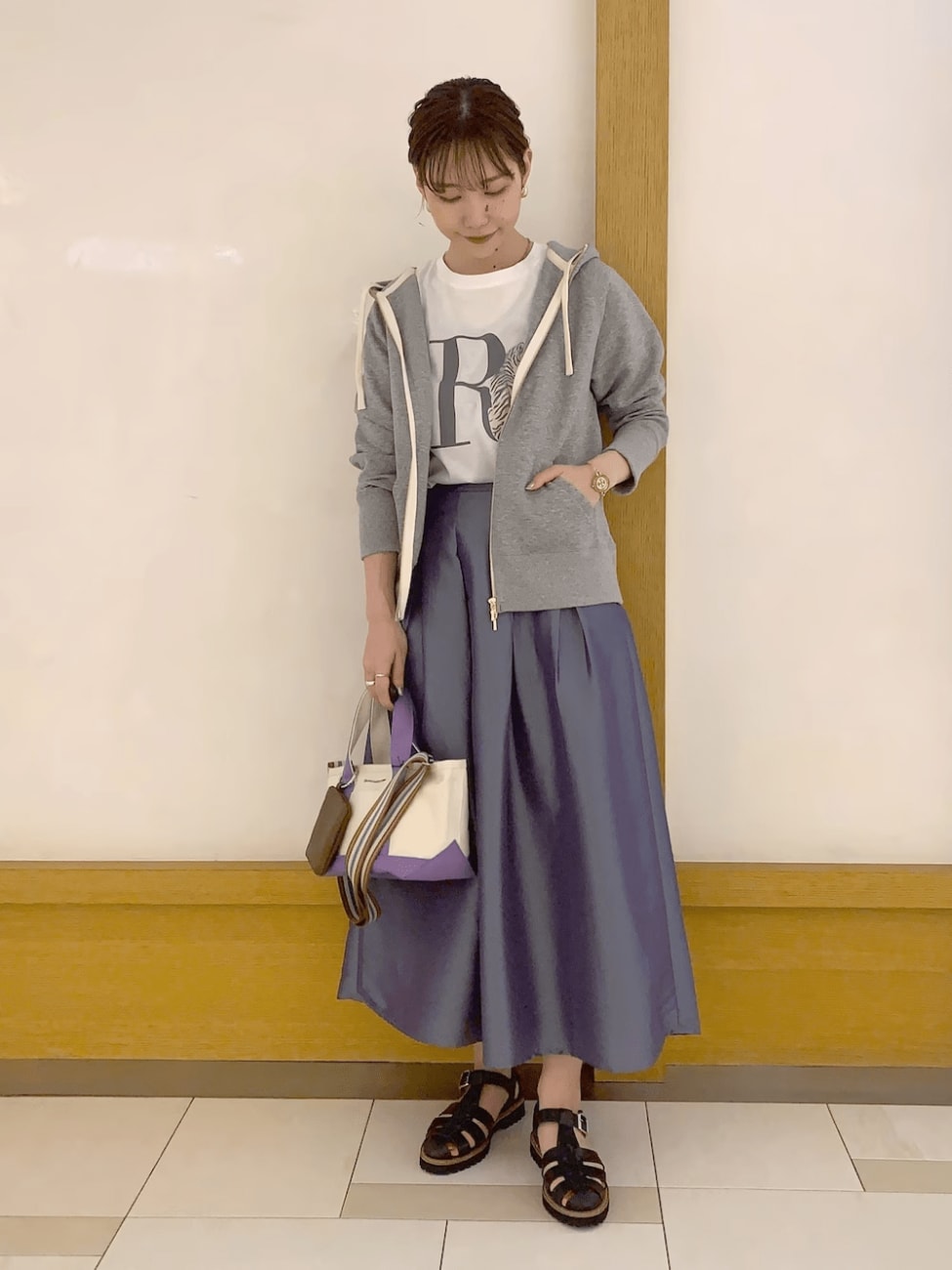 プリントTシャツ×フレアスカート×パーカー