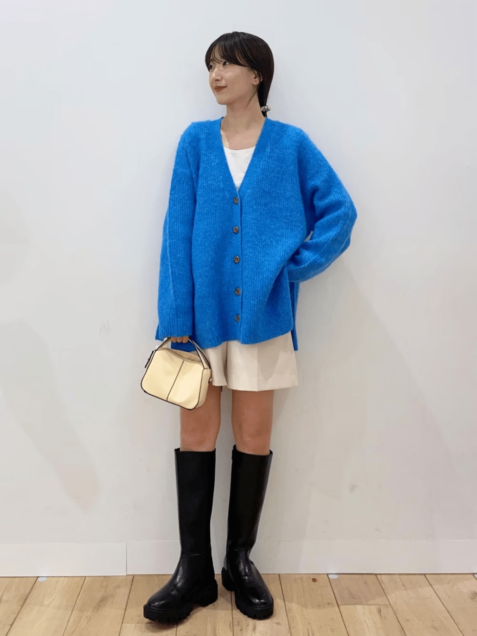 Vネックカーディガン×バミューダパンツ