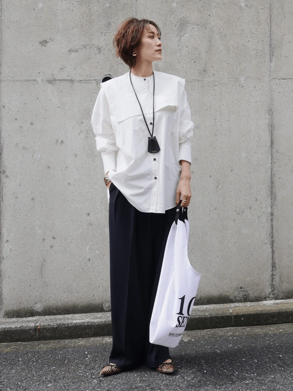 セーラーカラーブラウス×ワイドパンツ