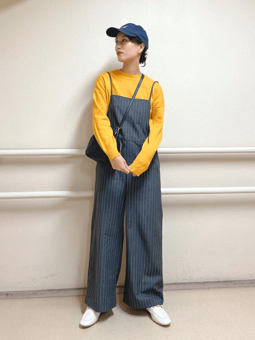 サロペット×カラーニット