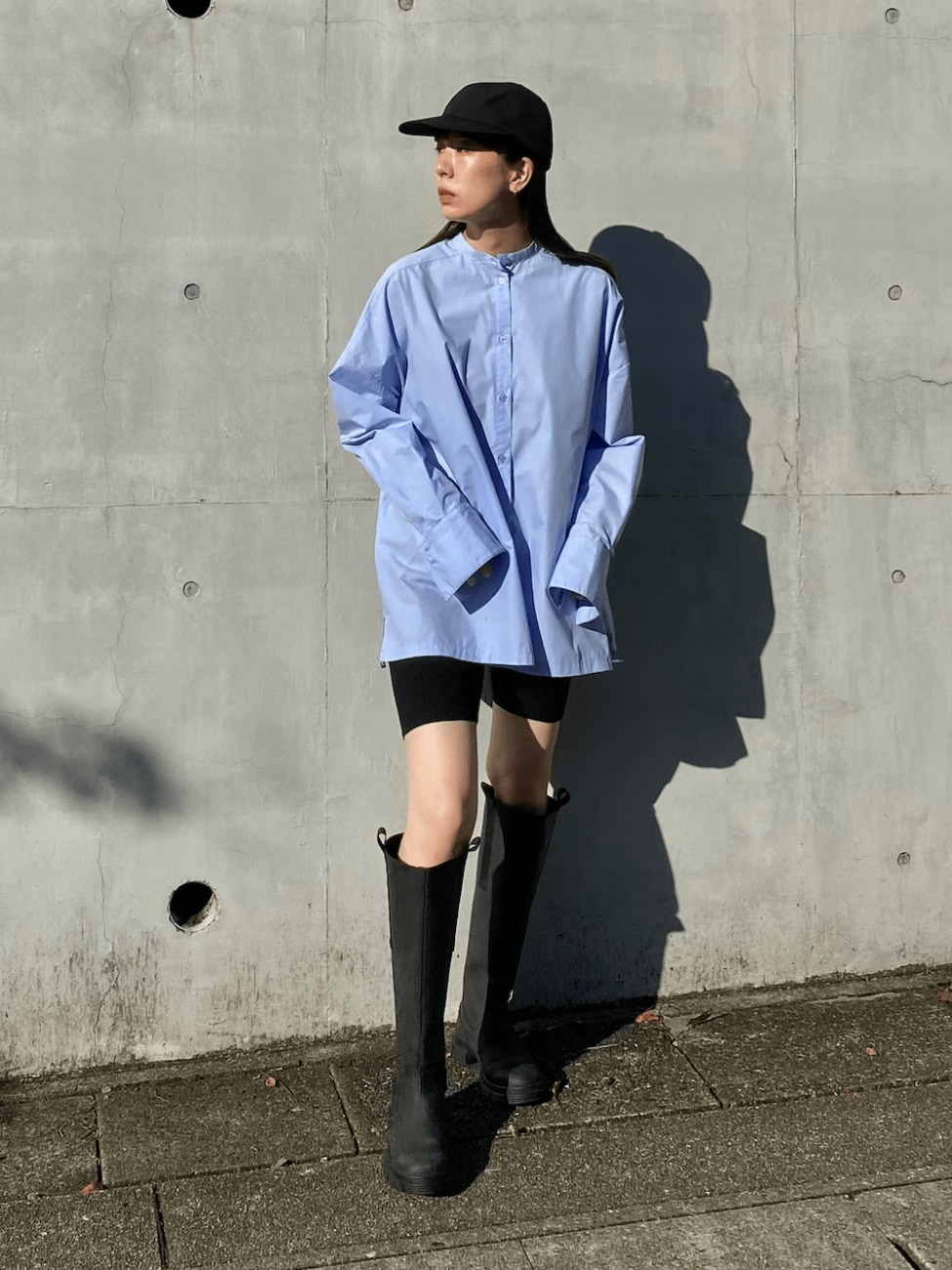 ノーカラーシャツ×バイカーパンツ