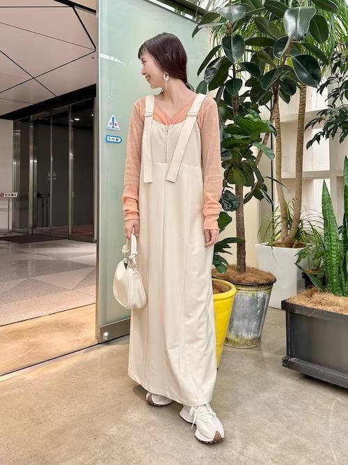 白いスニーカーで品よくカジュアルに