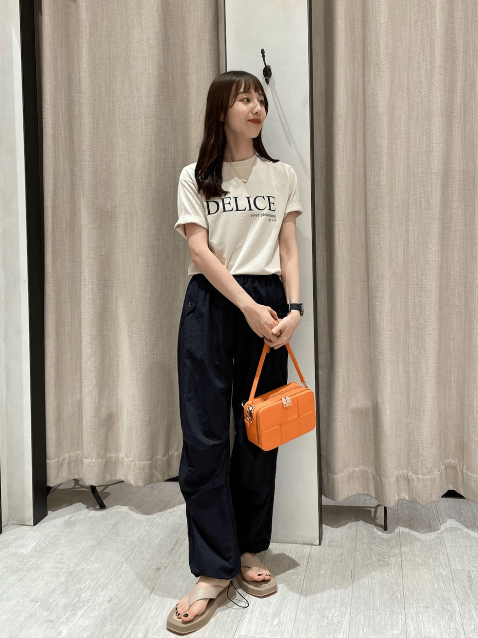 半袖や薄手のトップスで涼しさを重視