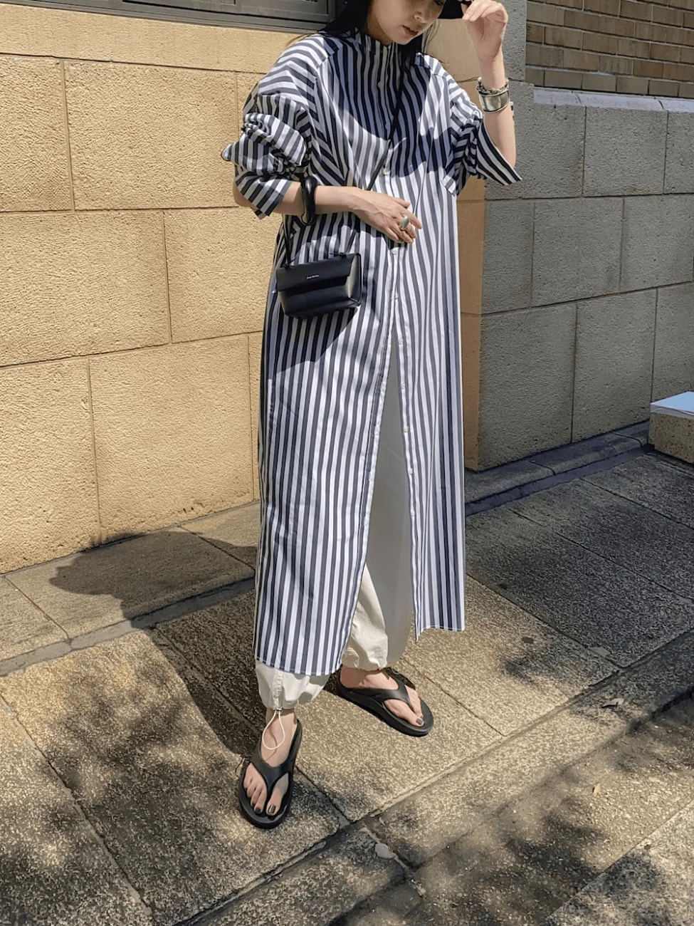 ストライプシャツワンピース×カーゴパンツ