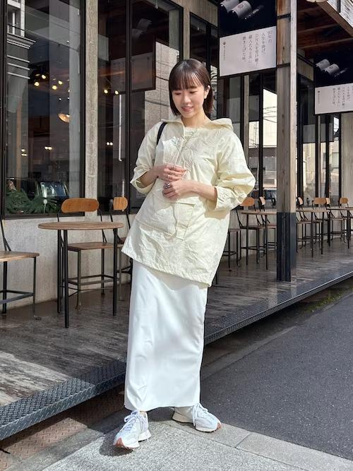 白のワントーンコーデで好印象に