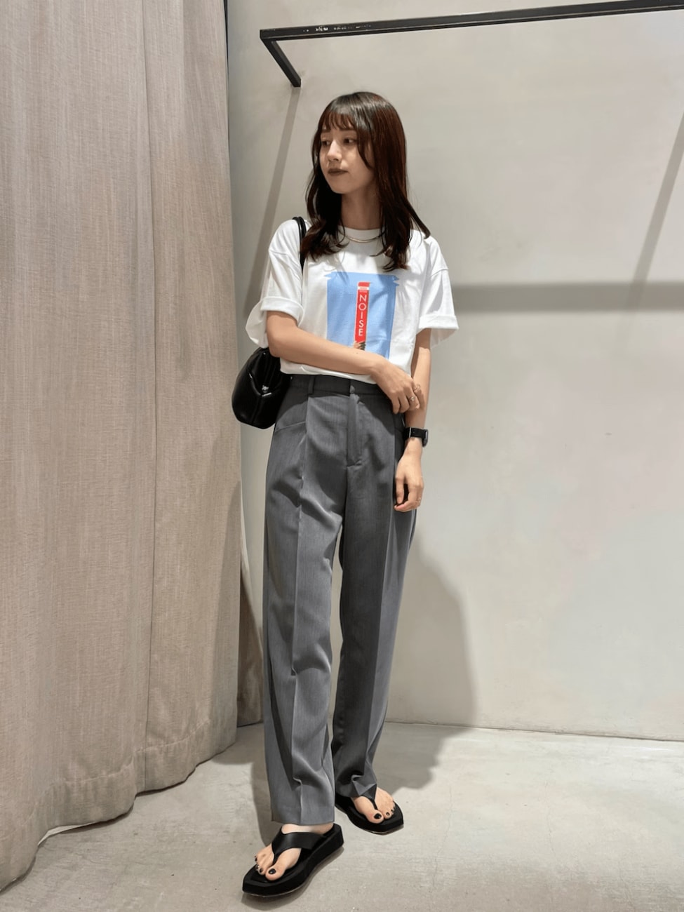 フォトTシャツ×スラックス