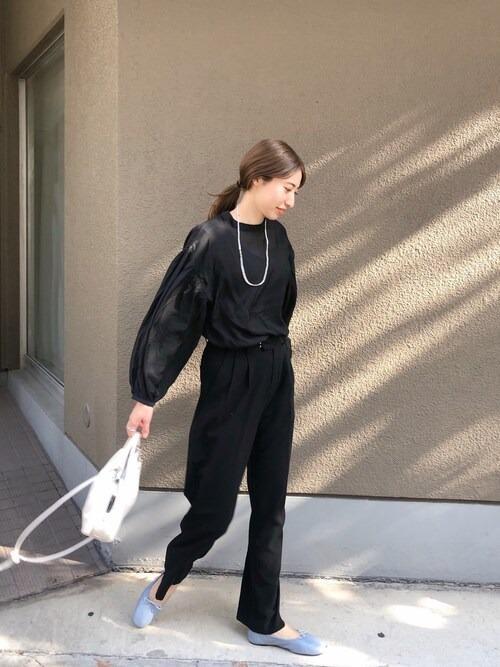 シアーブラウスで抜け感を添える