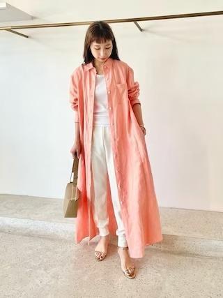 シャツワンピースを羽織るだけでOK