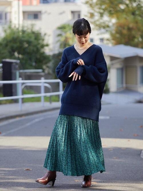 ざっくりニットで女性らしさアップ