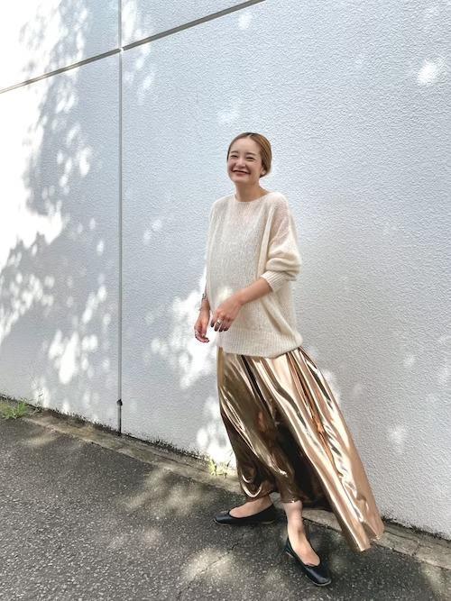 メタリックなスカートをアクセントに