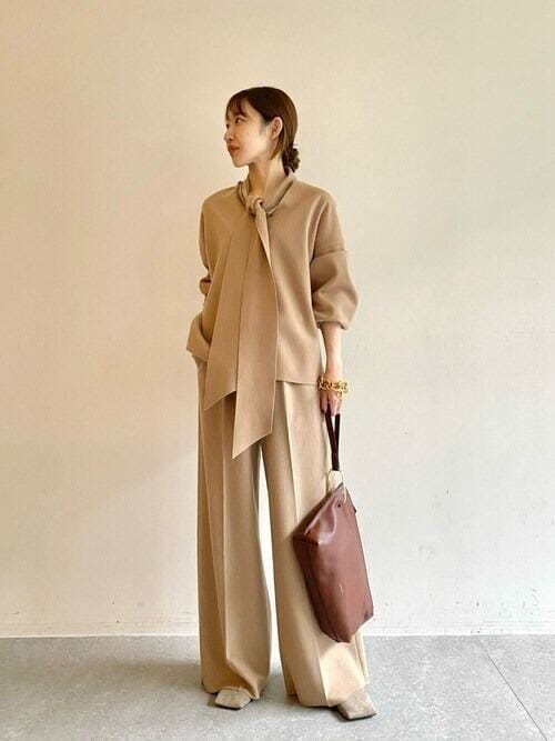 ニット素材できちんと感と暖かみを兼備