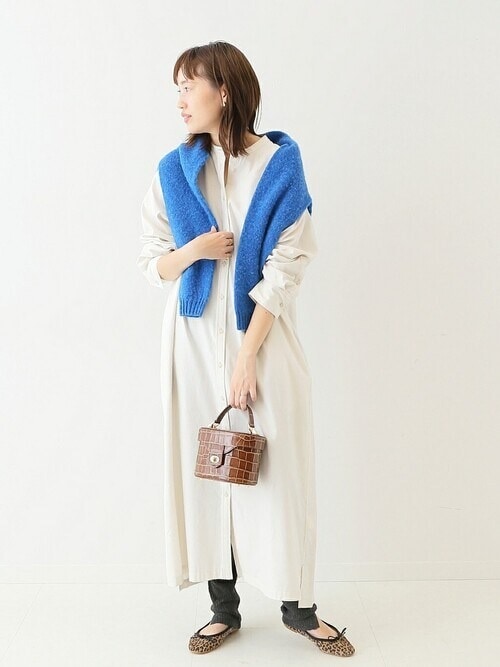 6. ニットを肩に掛けてこなれ感アップ