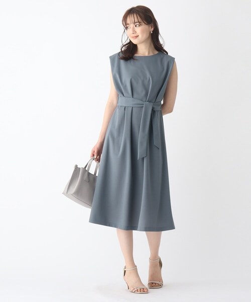 30代は、ノースリーブでこなれ感をアップ