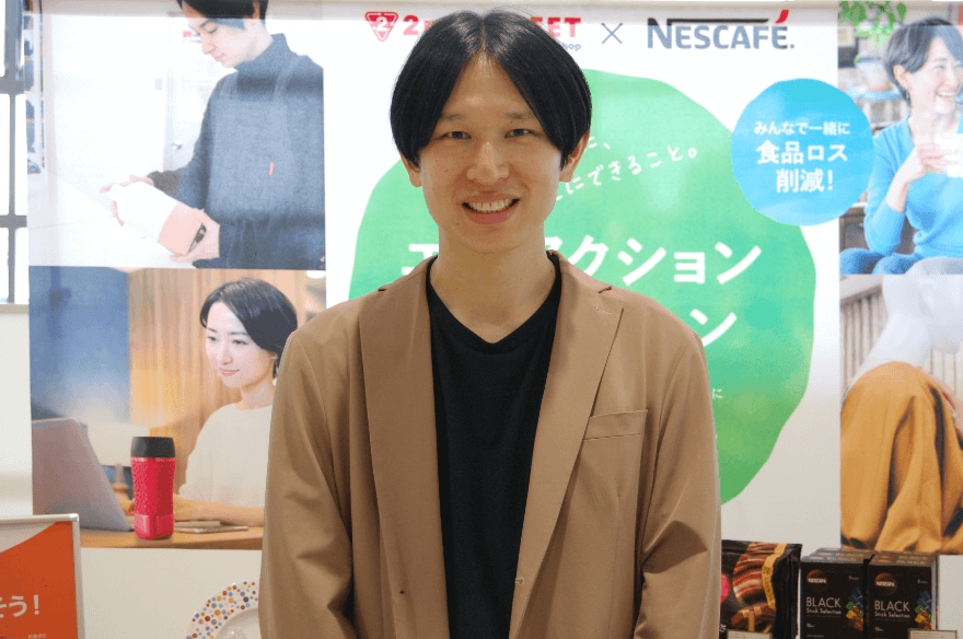 イベント内容を笑顔で紹介する男性社員