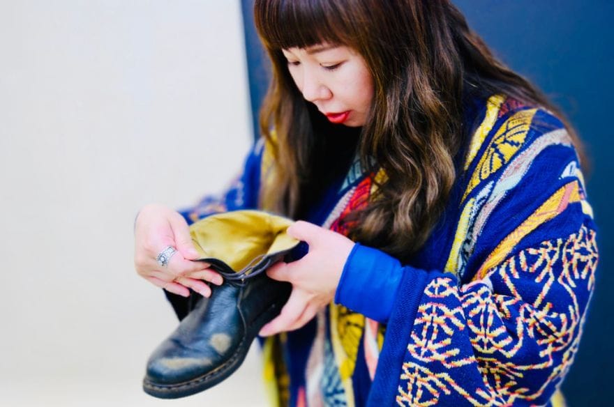 持ち込んだ洋服を査定する女性店員