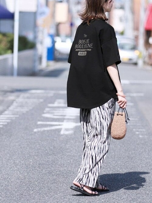 シックに魅せる「黒Tシャツ」のレディースコーデ22選｜春夏・秋冬別 