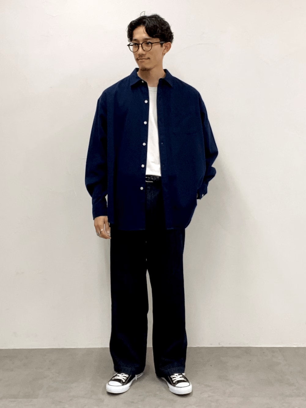 ネイビーシャツコーデ23選【メンズ・レディース】春夏秋冬のおしゃれな着こなしをお届け | 2nd STYLE