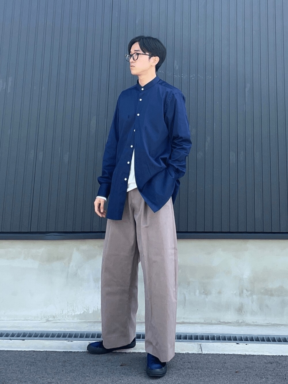 ネイビーシャツコーデ23選【メンズ・レディース】春夏秋冬のおしゃれな着こなしをお届け | 2nd STYLE